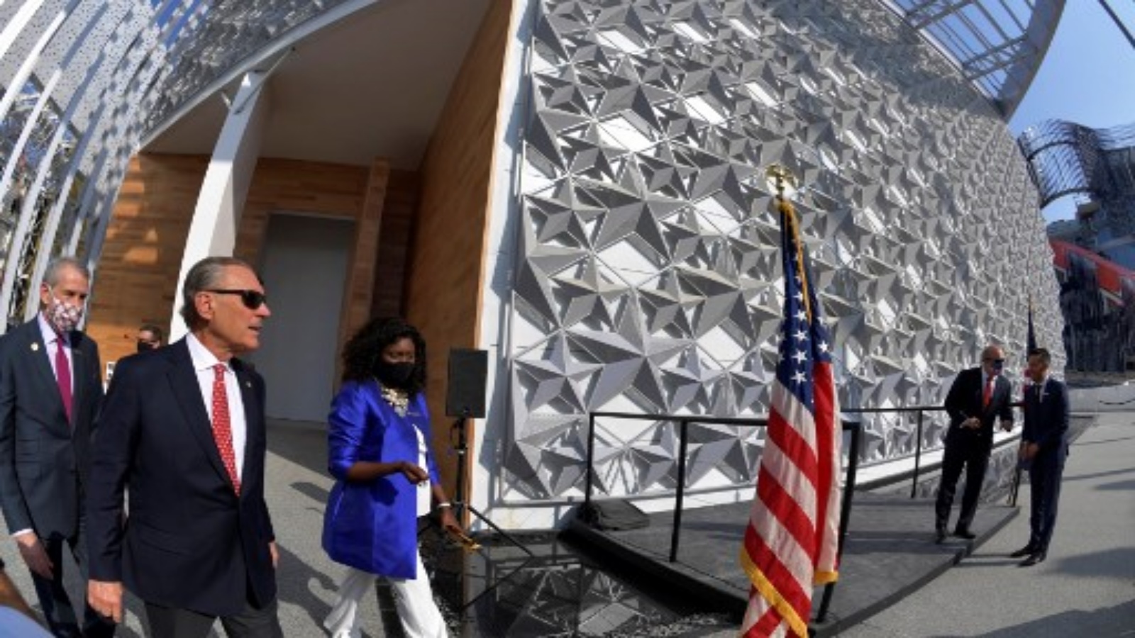  سفير الولايات المتحدة لدى الإمارات العربية المتحدة ، جون راكولتا (الثاني من اليسار) حضر الكشف عن مبنى الجناح الأمريكي في موقع معرض دبي إكسبو 2020 ، في 18 نوفمبر 2020