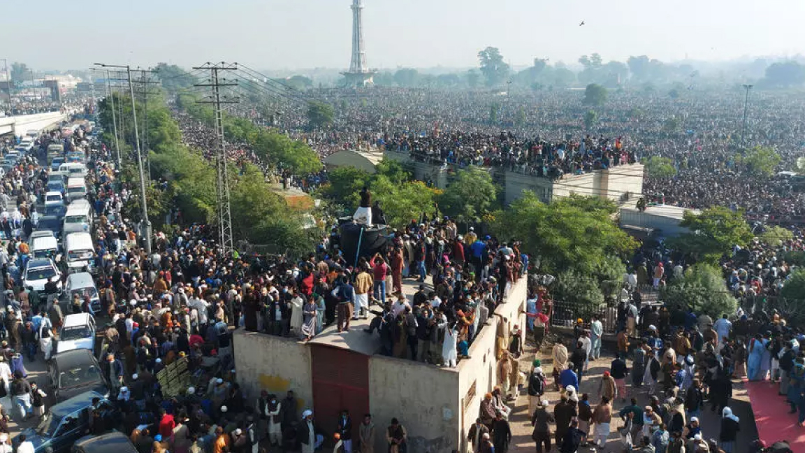 حشد في تشييع رجل الدين خادم حسين رضوي في لاهور الباكستانية السبت