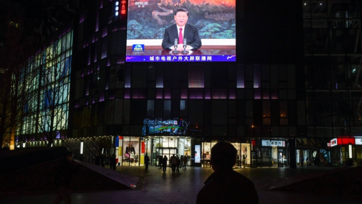 شاشة عملاقة خارج مركز تسوق في بكين تنقل خطاب الرئيس الصيني شي جينبينغ عبر الفيديو أمام قمة المنتدى الاقتصادي لدول آسيا والمحيط الهادئ الخميس