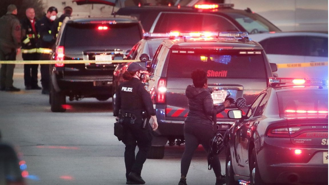 الشرطة الأميركية أمام مايفير مول في واواتوسا في ويسكونسن بعد حادث إطلاق النار الجمعة