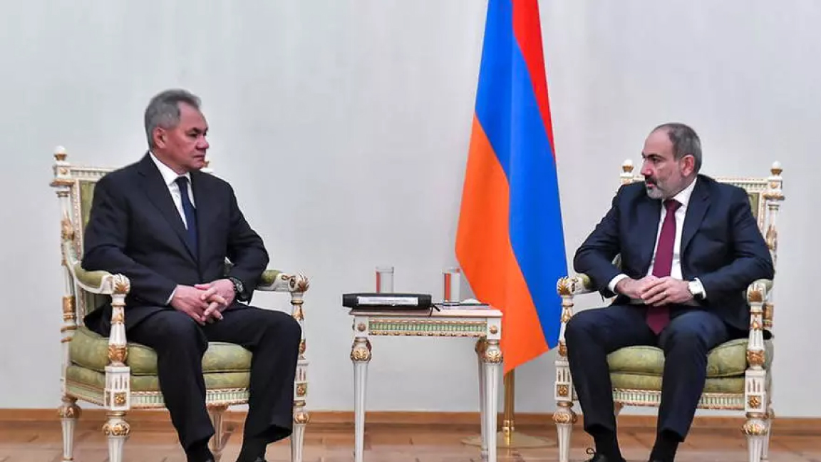 رئيس الوزراء الأرميني نيكول باشينيان ووزير الدفاع الروسي سيرغي شويغو في يريفان السبت