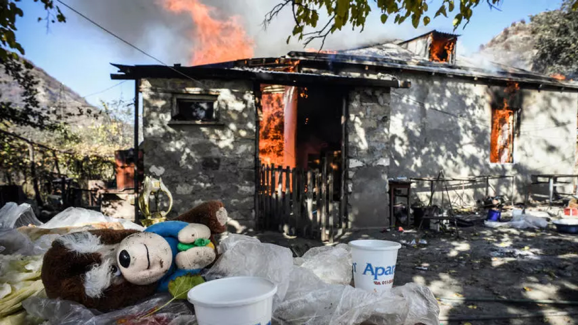 سكان قرية شارختار يحرقون منازلهم في 14 نوفمبر الجاري قبل وصول القوات الأذربيجانية 