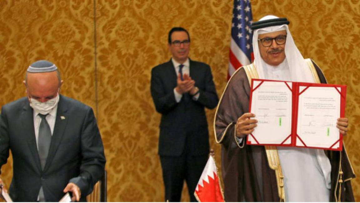 وزير الخارجية البحريني عبد اللطيف الزياني ورئيس الوفد الإسرائيلي مائير بن شابات يوقعان اتفاقاً في المنامة في 18 أكتوبر الماضي