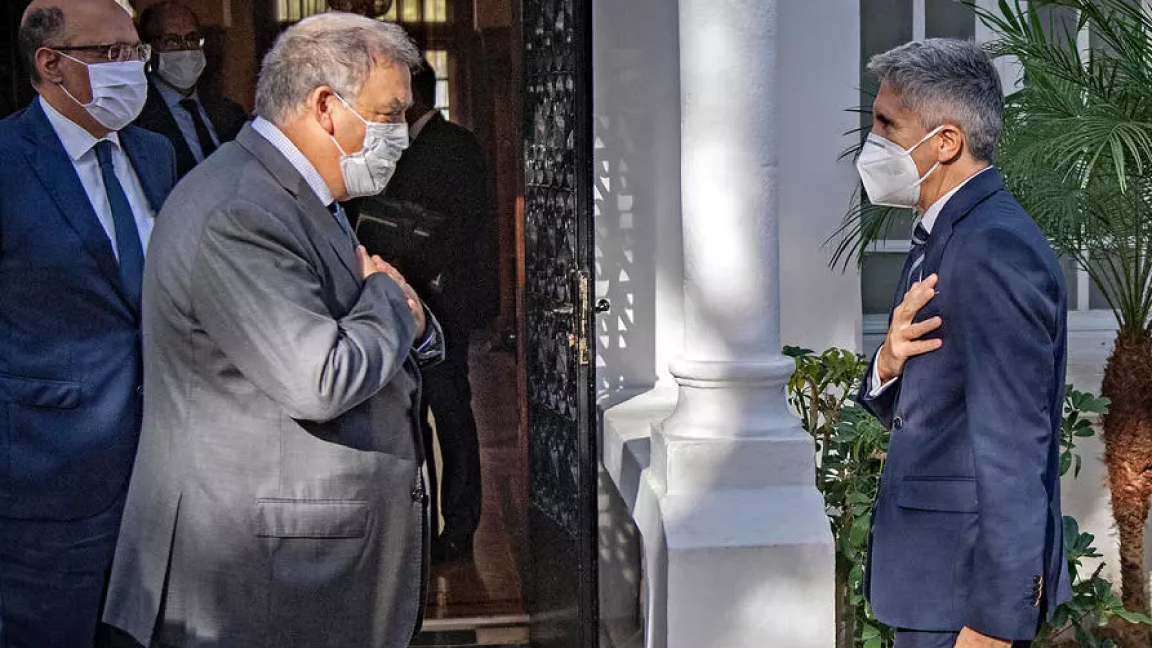 وزير الداخلية المغربي عبد الوافي لفتيت (يسار) يستقبل نظيره الاسباني فرناندو غراندي-مارلاسكا في الرباط الجمعة