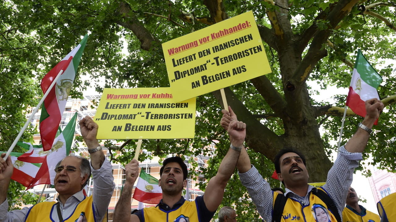 نشطاء من المعارضة الايرانية يتظاهرون في برلين في 11 تموز/يوليو 2018 للمطالبة بتسليم مشتبه به في خطة اعتداء على المعارضة، الى بلجيكا