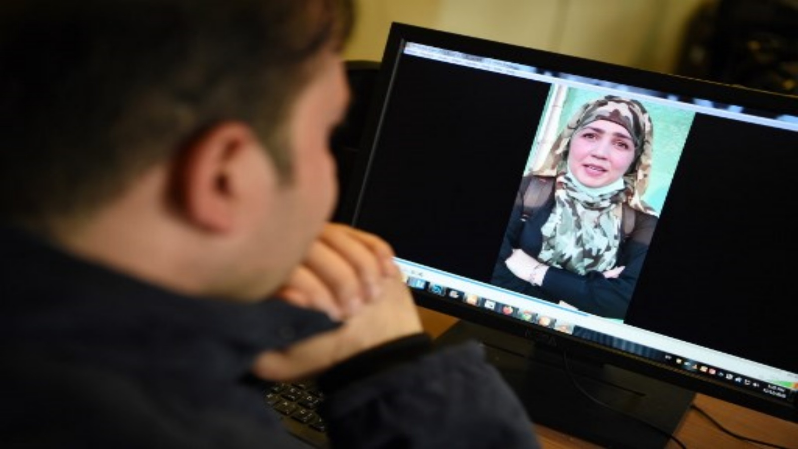 هذه الصورة التقطت في 12 نوفمبر 2020 ، رجل يشاهد مقطع فيديو لامرأة مزغان ، خرجت من السجن في أفغانستان في سبتمبر / أيلول بعد اعترافها بانتمائها إلى شبكة حقاني العنيفة لطالبان ، على شاشة كمبيوتر في كابول.