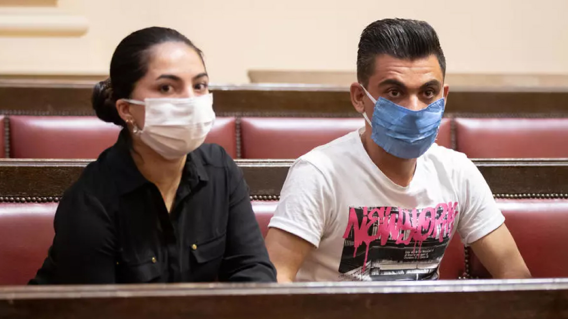 والدا مودة شوري أثناء حضورهما جلسة استماع تتعلّق بمقتل طفلتهما في محكمة مونس الجنائية في 6 اغسطس 2020 