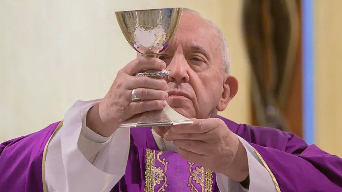 صورة نشرها الفاتيكان في 27 مارس 2020 تظهر البابا يحيي صلاة في كنيسة القديسة مارتا