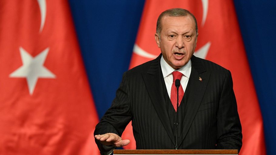 الرئيس التركي رجب طيب إردوغان يلقي خطاباً في بودابست في صورة أرشيفية تعود إلى السابع من تشرين الثاني/نوفمبر 2019