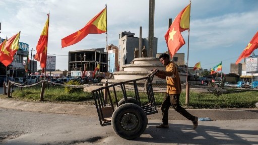هذه الصورة قبل الحرب... إنها ساحة الشهداء في مدينة ميكيلي في تيغراي... يوم الانتخابات الإقليمية فيها في التاسع من سبتمبر 2020. وفي الصورة: شاب يدفع عربته ويمر أمام أعلام لتيغراي وإثيوبيا