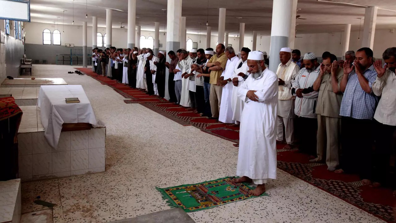 مشاركون في جنازة عبد الباسط المقرحي في 21 مايو 2012 في جنزور غرب العاصمة الليبية طرابلس