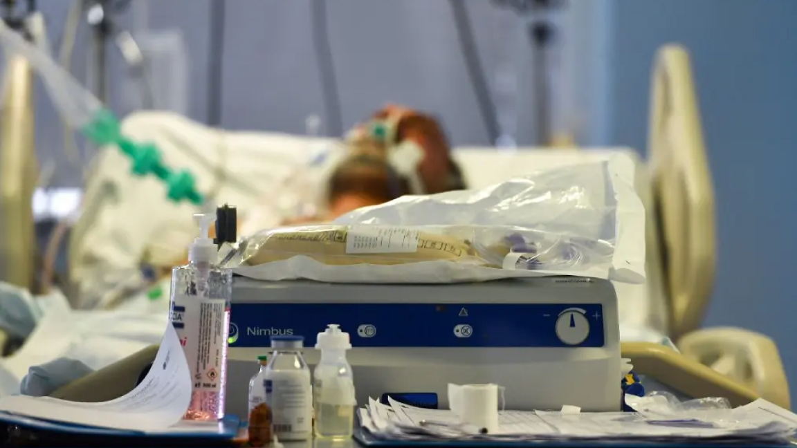 مصاب بكورونا يرقد في غرفة للعناية الفائقة في أحد مستشفيات العاصمة الإيطالية روما