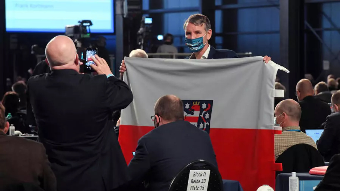 عضو حزب البديل من أجل ألمانيا بيورن هوكي يحمل علم تورنيغن في مؤتمر الحزب في كالكار السبت