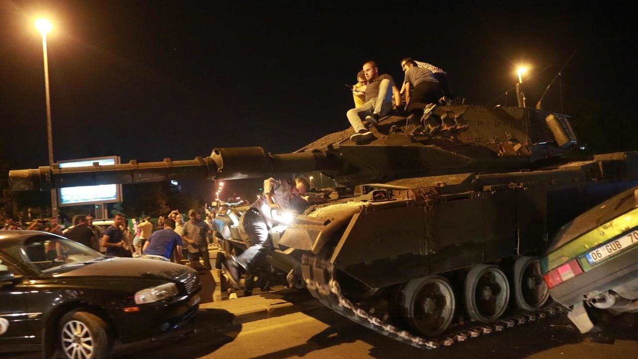 مواجهات في الشارع بين محتجين والجيش التركي في 2016