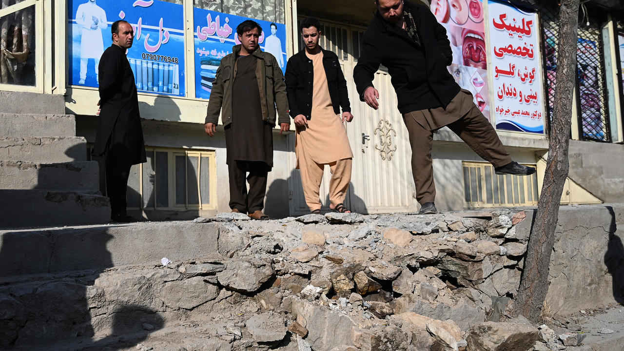 سكان يتفقدون موقعا في حي خير خانة بشمال غرب كابول بعد هجوم بالصواريخ في 21 تشرين الثاني/نوفمبر 2020 