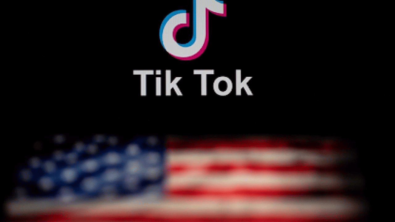 شعار تطبيق تيك توك وتحته العلم الأميركي