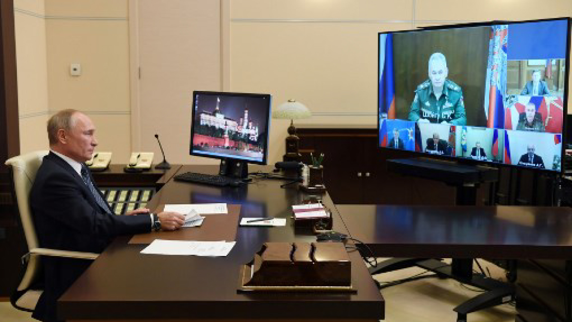 الرئيس الروسي فلاديمير بوتين مجتمعًا مع قيادة قره باغ الأرمينية افتراضيًا الجمعة