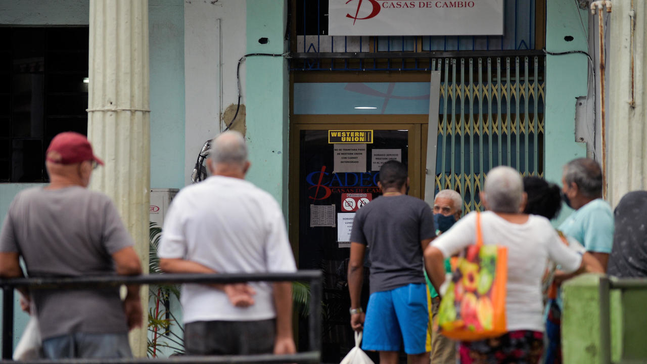 كوبيون ينتظرون أمام مكتب لشركة ويسترن يونيون للتحويلات المالية في هافانا في 23 تشرين الثاني/نوفمبر 2020