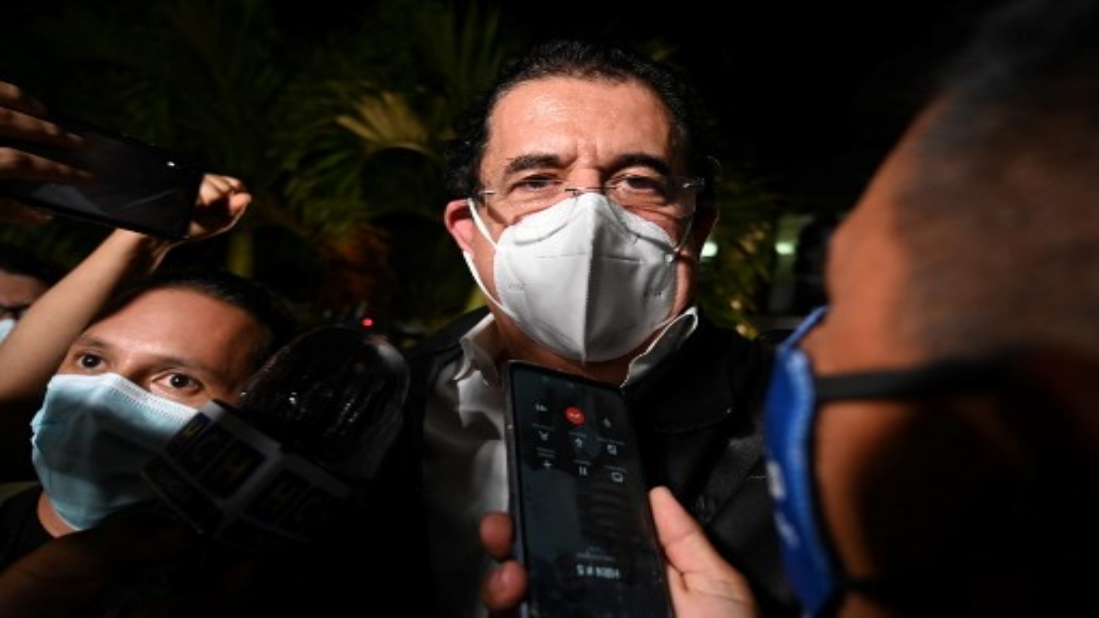 الرئيس الهندوراسي السابق مانويل زيلايا يغادر مطار تونكونتين الدولي بعد احتجازه لأكثر من ست ساعات لحيازته 18000 دولار نقدًا لم يصرح بها للسلطات في تيغوسيغالبا في 27 نوفمبر 2020.
