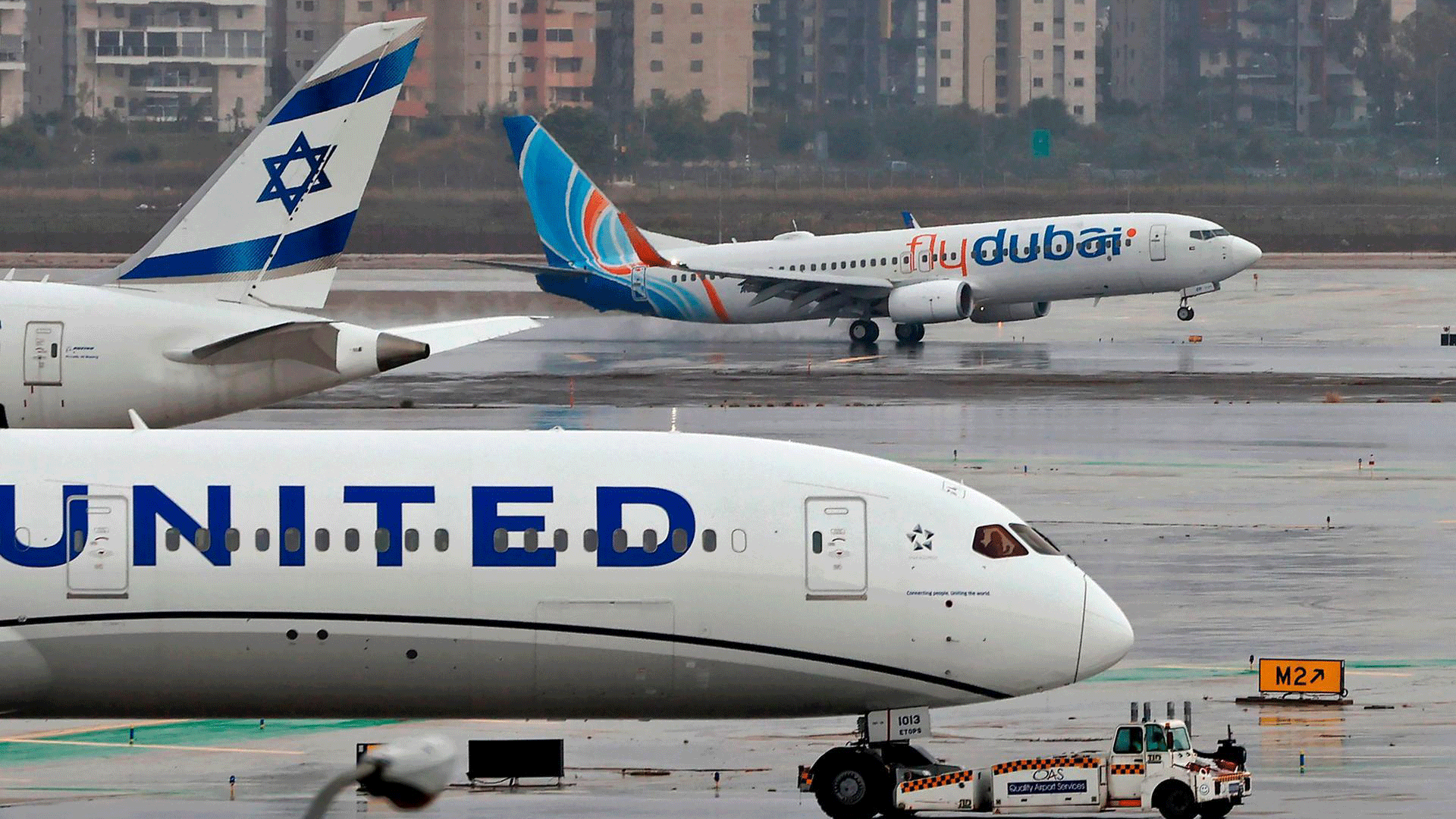 طائرة فلاي دبي تحط في مطار بن غوريون القريب من تل أبيب في 26 تشرين الثاني/نوفمبر 2020 بعد شهرين على تطبيع العلاقات بين الإمارات وإسرائيل
