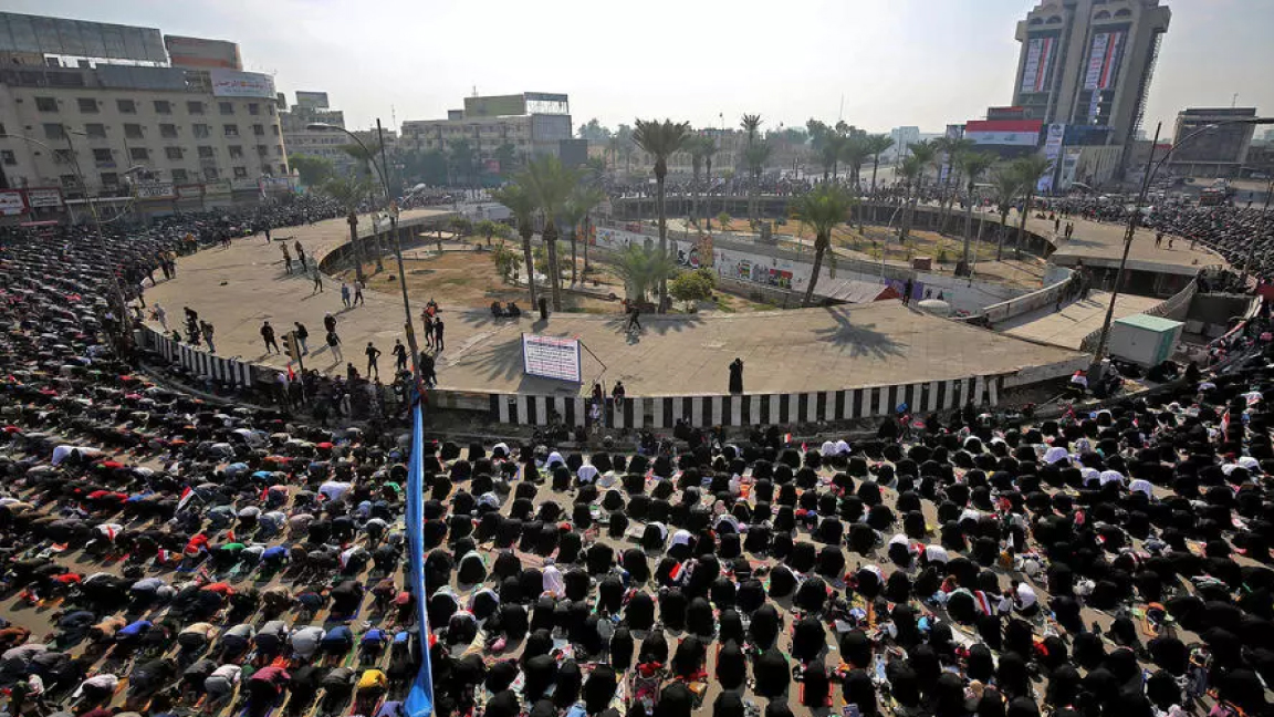 أنصار رجل الدين الشيعي مقتدى الصدر يؤديون صلاة الجمعة في ساحة التحرير ببغداد في 27 نوفمبر 2020