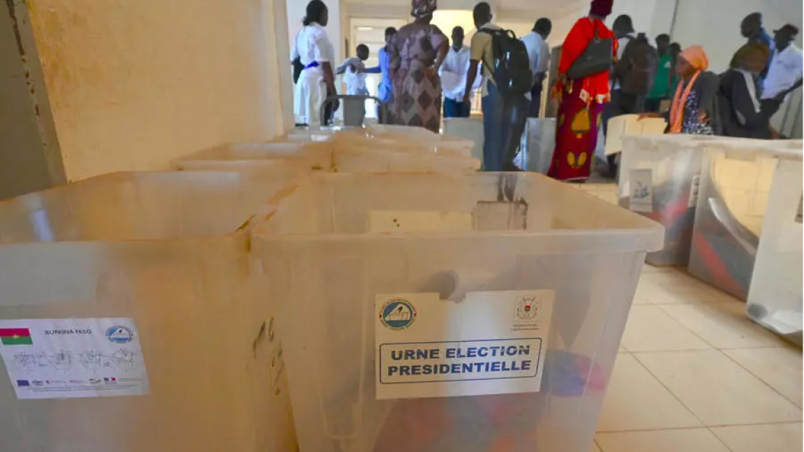 تحضير صناديق الاقتراع السبت لإجراء الانتخابات الرئاسيو والتشريعية في بوركينا فاسو الأحد