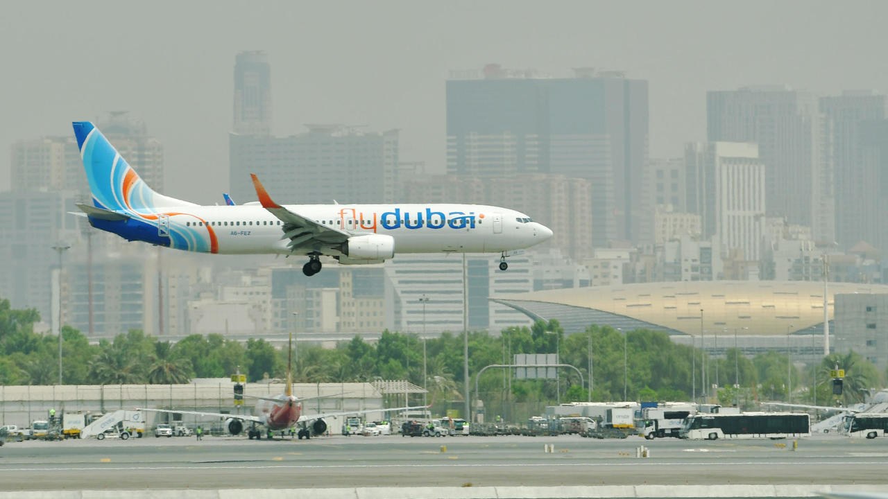 صورة من الارشيف لطائرة بوينغ 737-800 تابعة لشركة فلاي دبي تهبط في مطار دبي الدولي