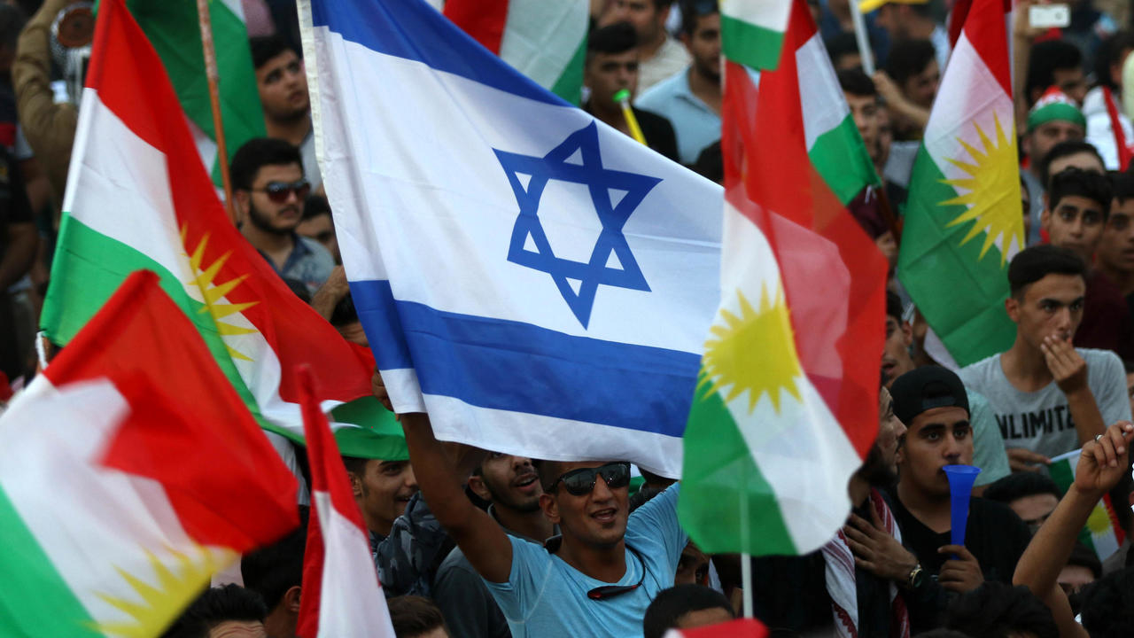 علم إسرائيلي وسط أعلام كردية في إربيل في كردستان العراق في 16 أيلول/سبتمبر 2017 