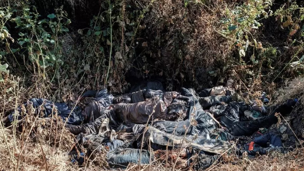 جثث في خندق في محيط بلدة ماي كادرا بإقليم تيغراي شمال إثيوبيا في 21 نوفمبر الجاري