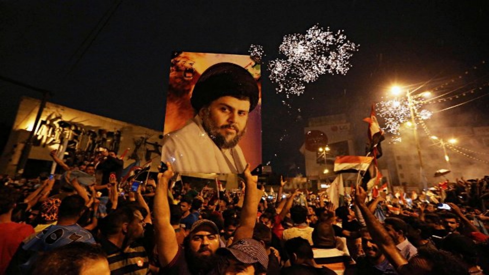 انصار الصدر يحتفلون بفوزهم في انتخابات 2018