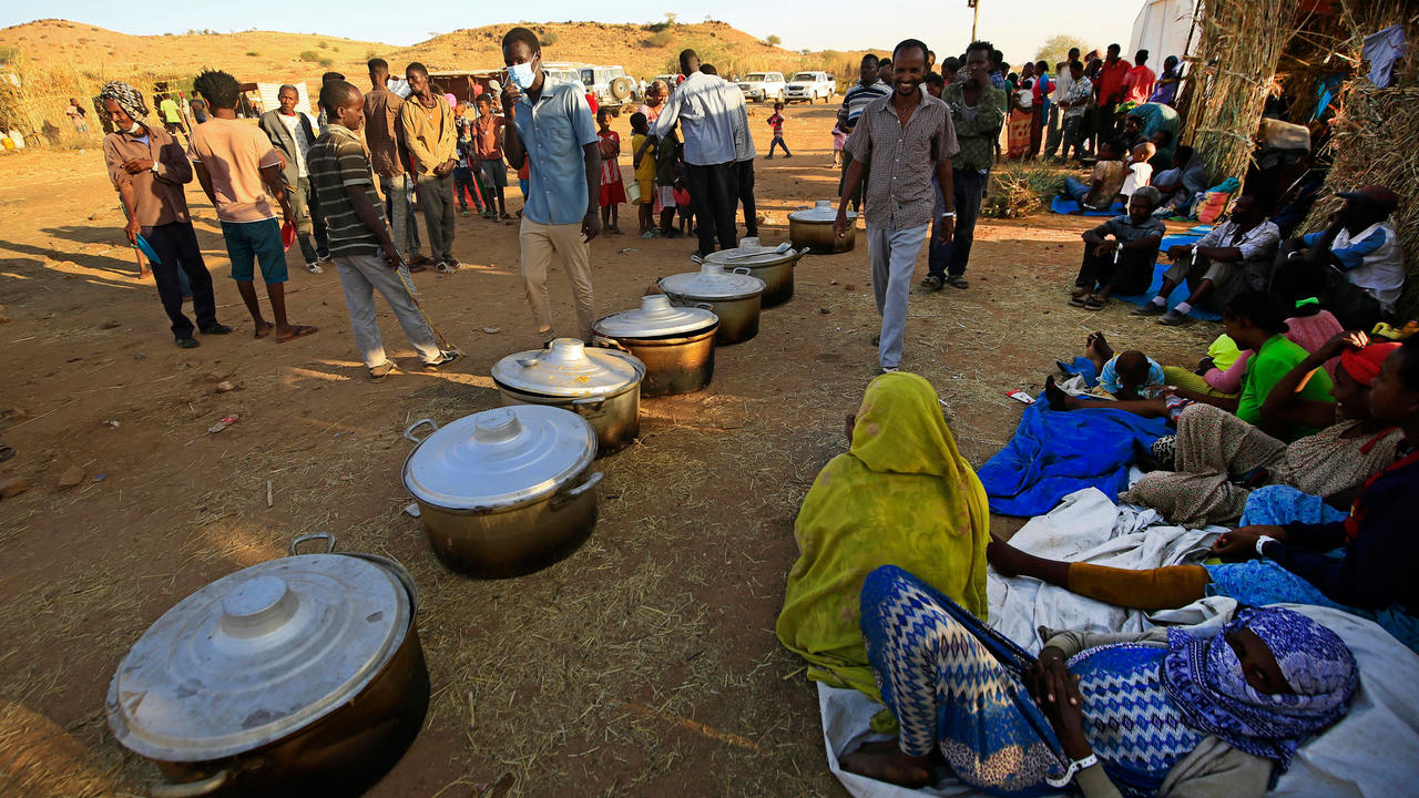لاجئون اثيوبيون هربوا من النزاع في تيغراي، ينتظرون الحصول على الطعام في مخيم بولاية القضارف السودانية في 21 تشرين الثاني/نوفمبر 2020