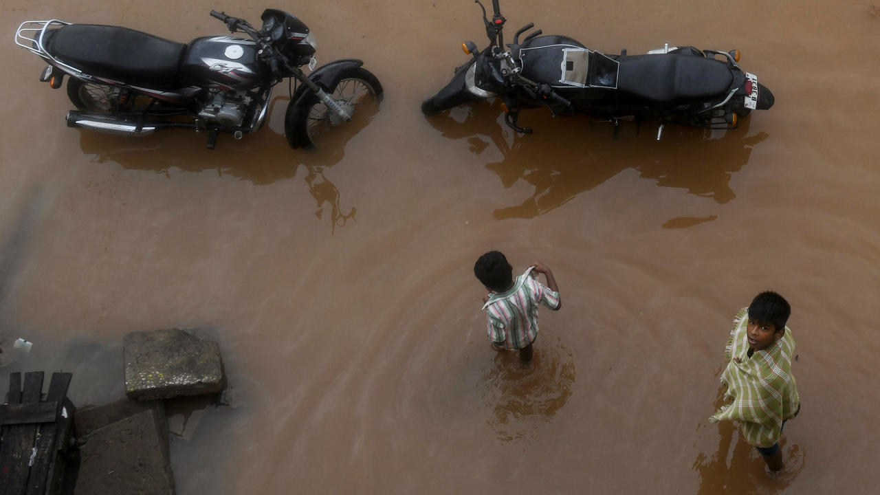 مارة على طريق غمرته المياه بسبب الامطار الغزيرة الناجمة عن الاعصار نيفار في بونديشيري بالهند في 26 تشرين الثاني/نوفمبر 2020