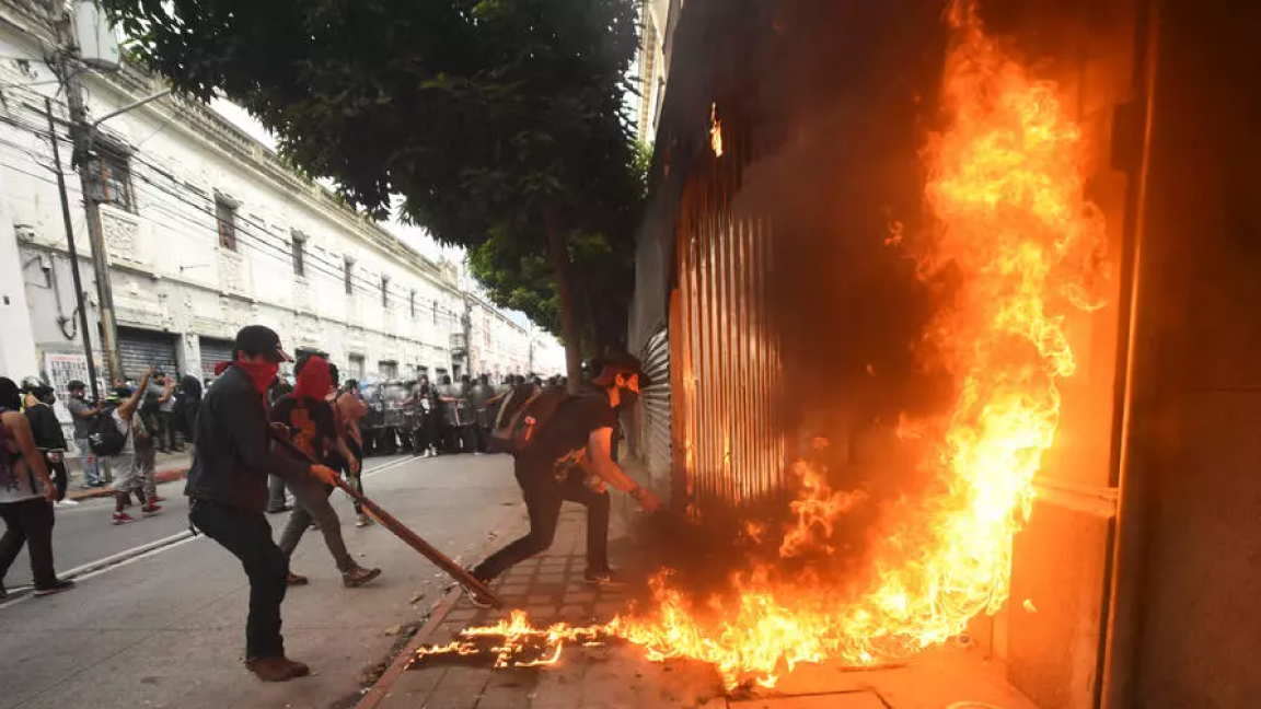 محتجون يضرمون النيران في أجزاء من برلمان غواتيمالا السبت