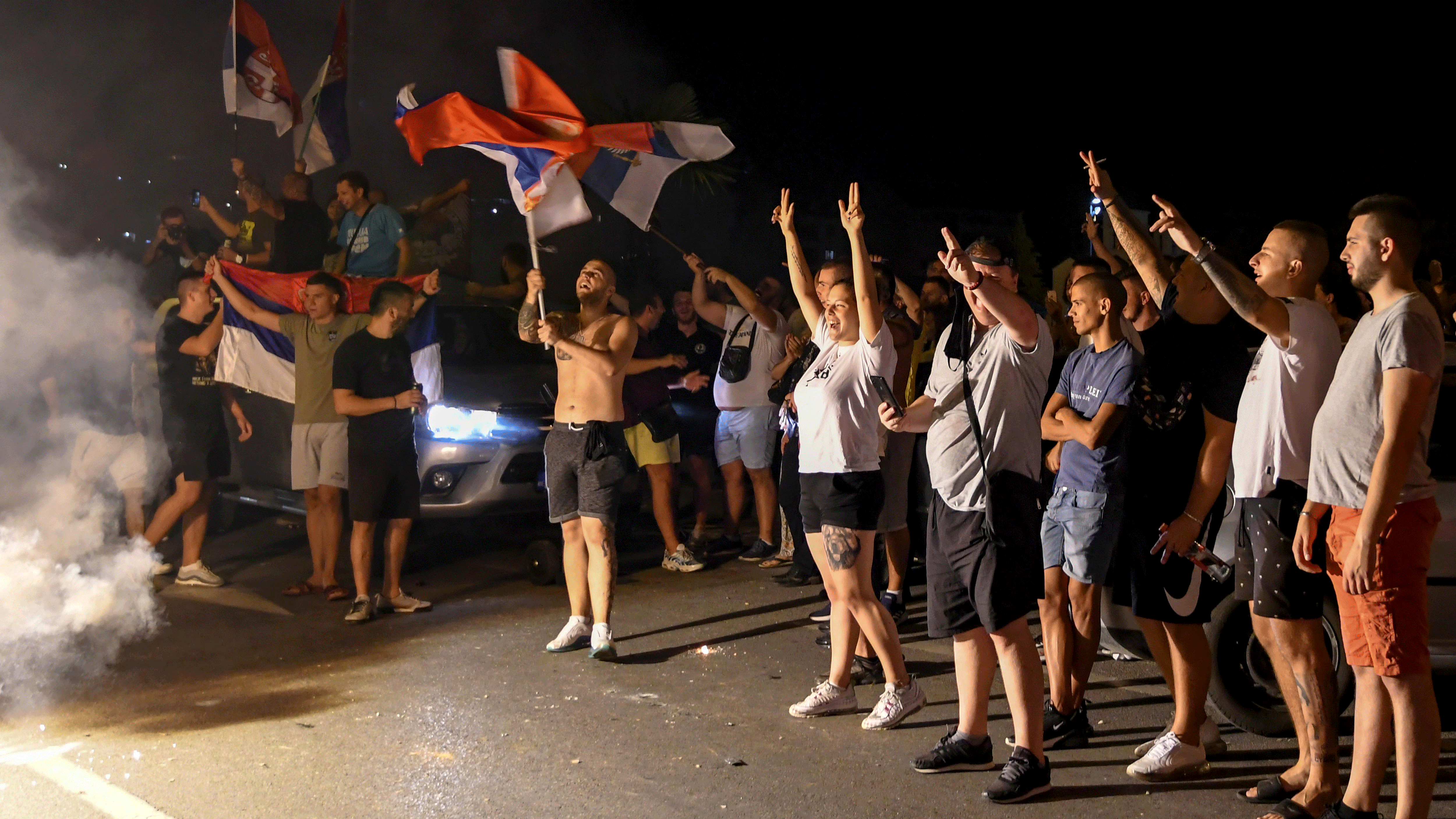 من احتفالات أنصار الائتلاف المعارض الذي يسيطر عليها القوميون الموالون للصرب بالغالبية في انتخابات آب/أغسطس في الجبل الاسود