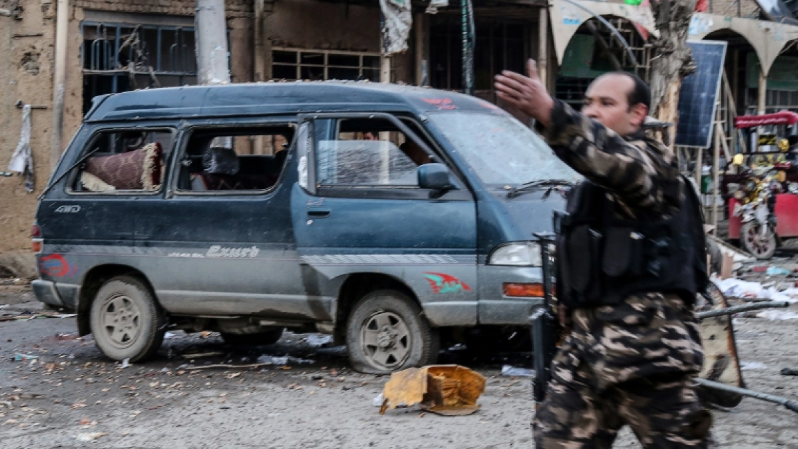 رجل أمن أفغاني في موقع انفجار في باميان في 24 نوفمبر الجاري