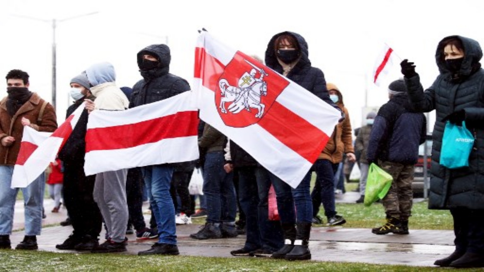 أنصار المعارضة يحملون أعلام بيلاروسيا البيضاء - الحمراء - البيضاء السابقة أثناء تجمعهم للاحتجاج على عنف الشرطة ونتائج الانتخابات الرئاسية البيلاروسية في مينسك ، في 29 نوفمبر 2020