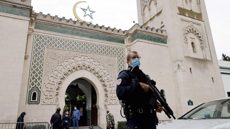 شرطي فرنسي يحرس مسجد باريس الكبير
