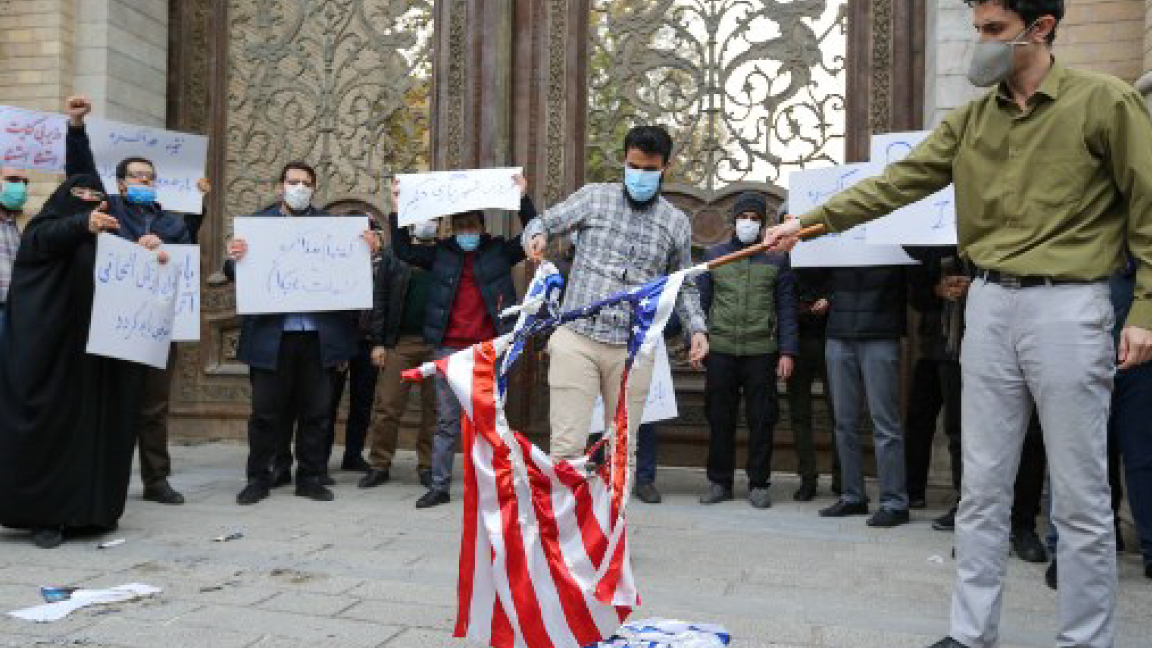 إيرانيون يحرقون العلمين الأميركي والإسرائيلي السبت تنديدًا باغتيال العالم الإيراني محسن فخري زادة