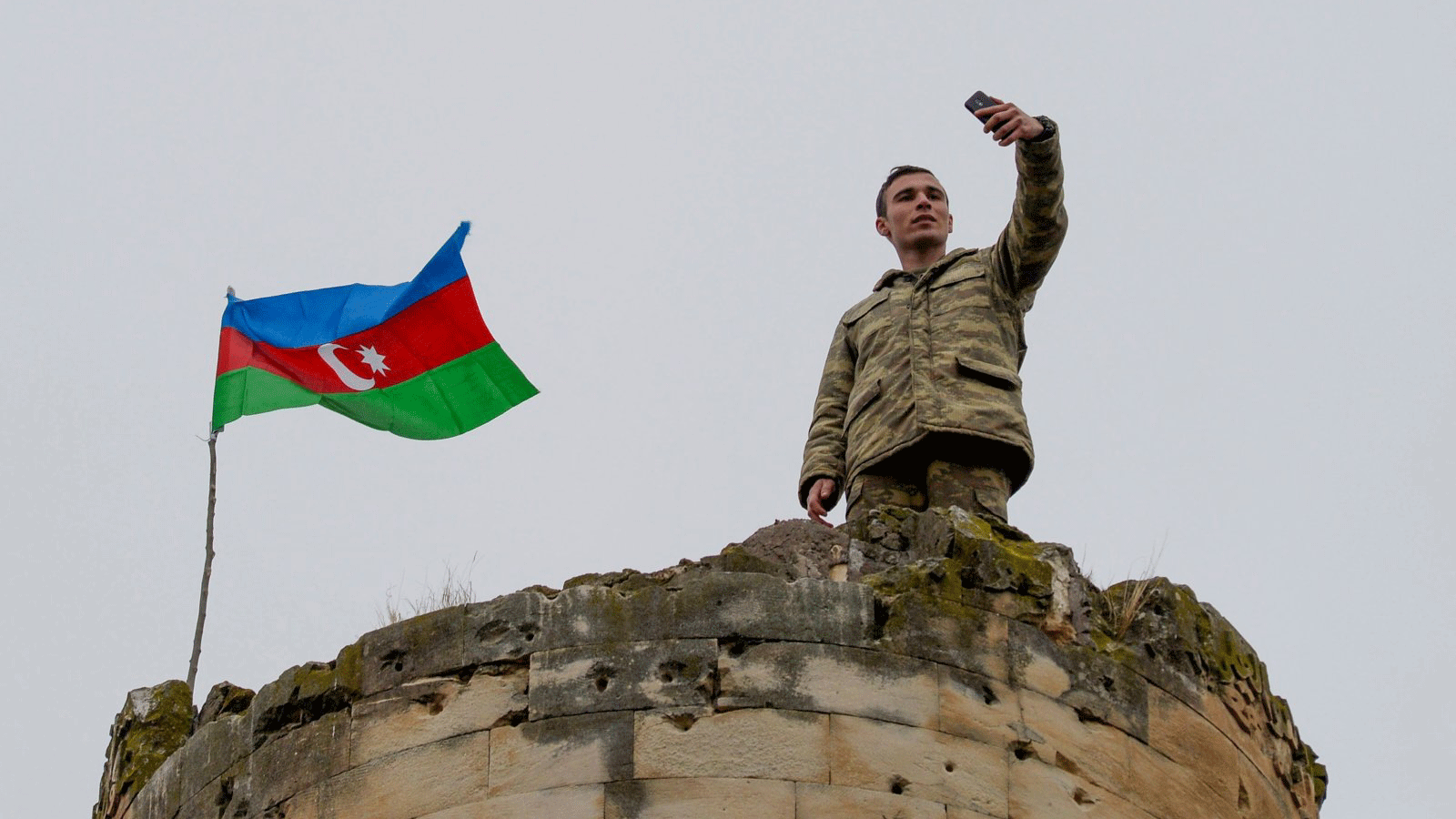 جندي من جيش أذربيجان يلتقط صورة سيلفي فوق برج في المناطق المحتلة يوم 26 تشرين الثاني/نوفمبر 2020