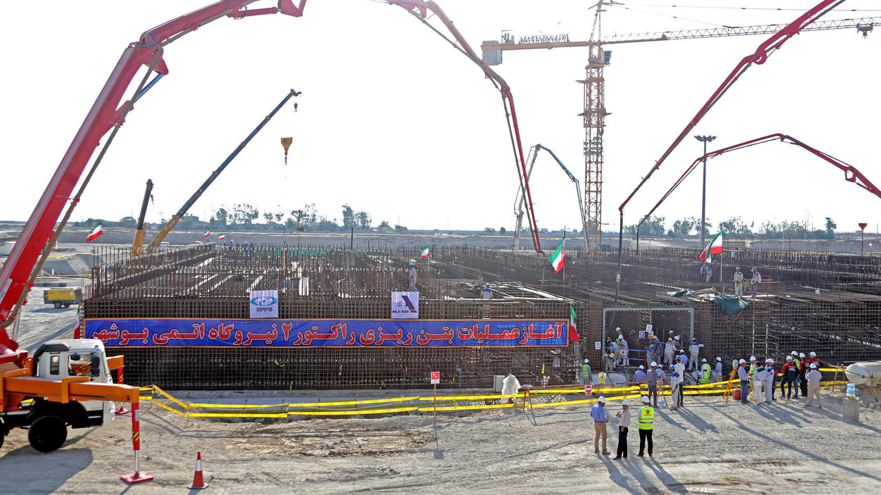 عمال يشاركون في أعمال بناء مفاعل في محطة بوشهر الكهربائية التي تعمل بالطاقة النووية في ايران في العاشر من تشرين الثاني/نوفمبر 2019
