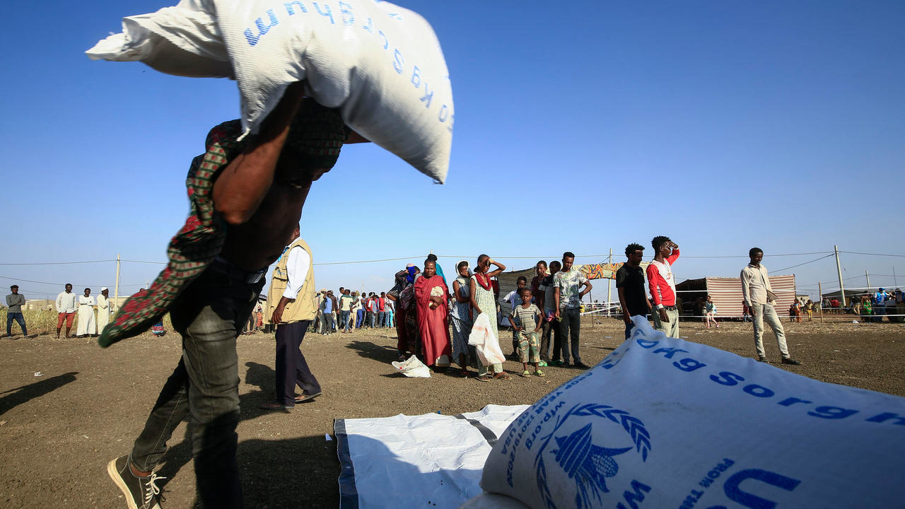لاجئون إثيوبيون فروا من إقليم تيغراي ينتظرون مساعدات من برنامج الغذاء العالمي في مخيم في ولاية القضارف بشرق السودان، في 20 تشرين الثاني/نوفمبر 2020