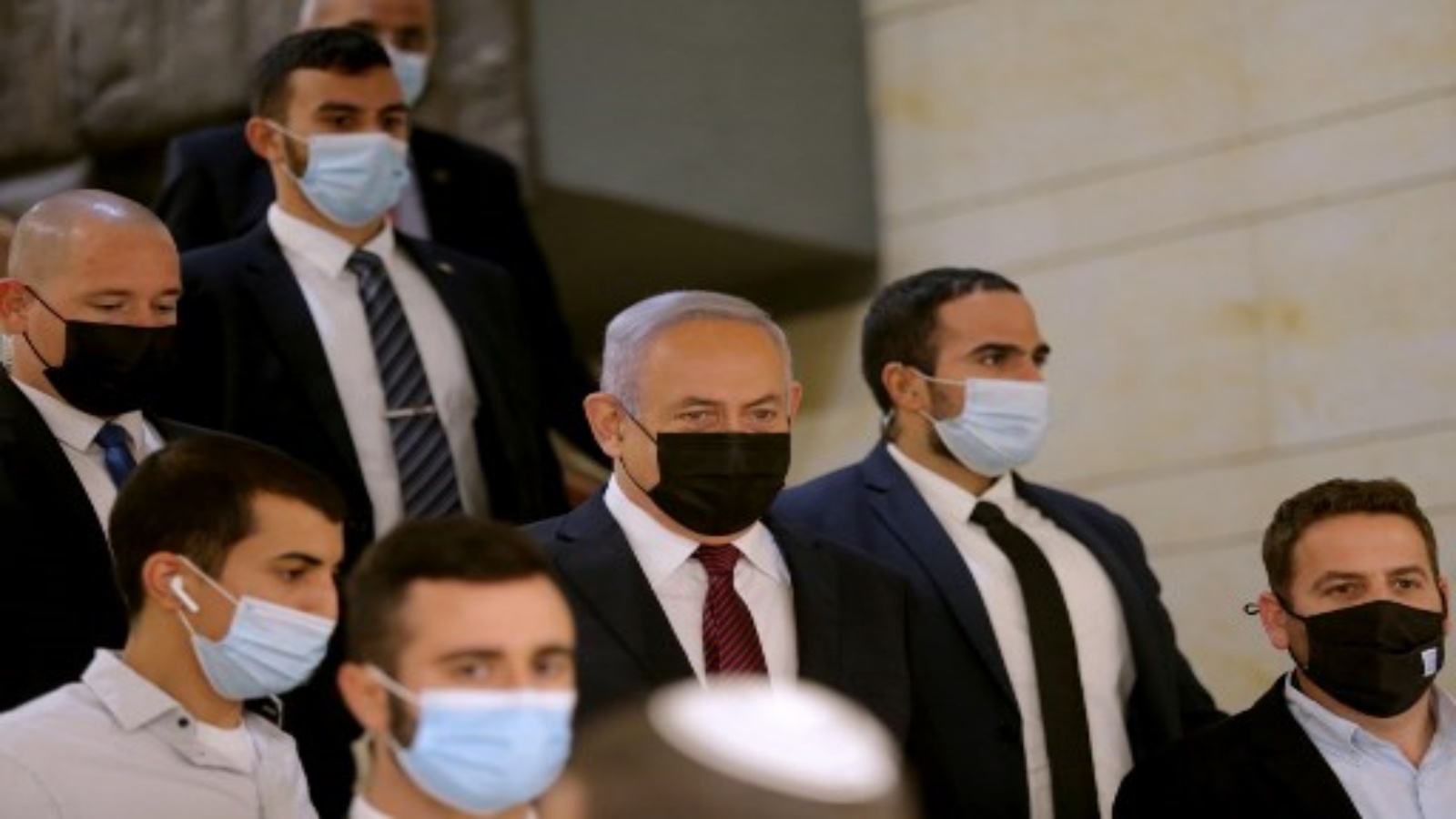 رئيس الوزراء الإسرائيلي بنيامين نتنياهو (وسط) يصل إلى الكنيست (البرلمان الإسرائيلي) في القدس في 2 ديسمبر ، 2020.