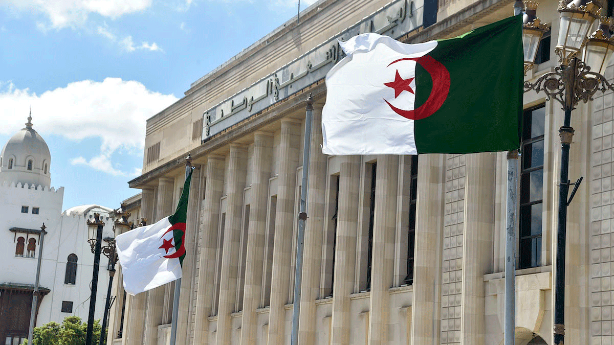 العلم الجزائري أمام مبنى البرلمان في العاصمة الجزائرية في صورة تعود للعاشر من سبتمبر 2020