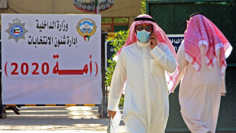 أحد المرشحين يتحدث عبر الهاتف في دائرة الانتخابات في مدينة الكويت في اليوم الأول لتسجيل المرشحين. 26 أكتوبر