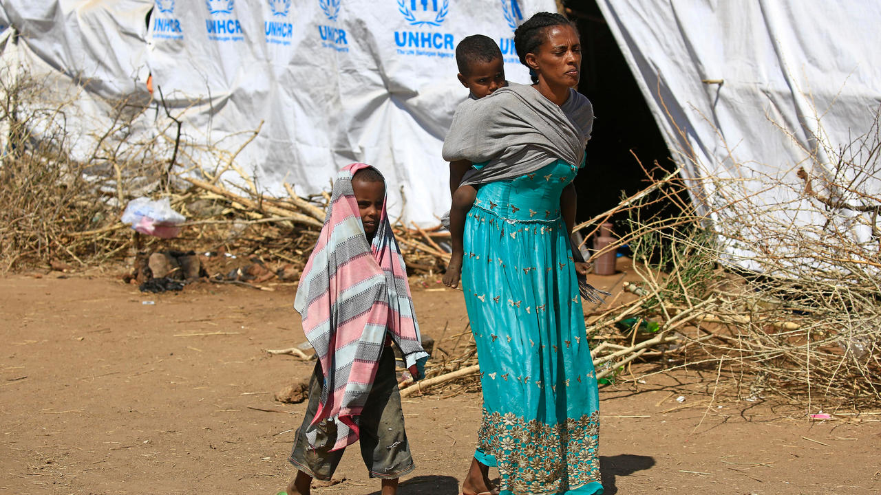 لاجئة إثيوبية مع طفليها في مخيم أم راكوبة في السودان في 28 تشرين الثاني/نوفمبر 2020