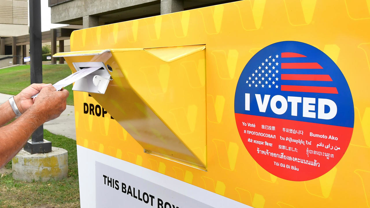 مواطن أميركي يدلي بصوته في أحد المراكز الرسمية في لوس أنجليس، في 19 تشرين الأول/اكتوبر 2020