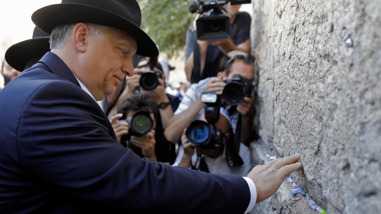 رئيس الحكومة المجري فيكتور اوربان خلال زيارته الى حائط المبكى في القدس الشرقية المحتلة في 20 تموز/يوليو 2018