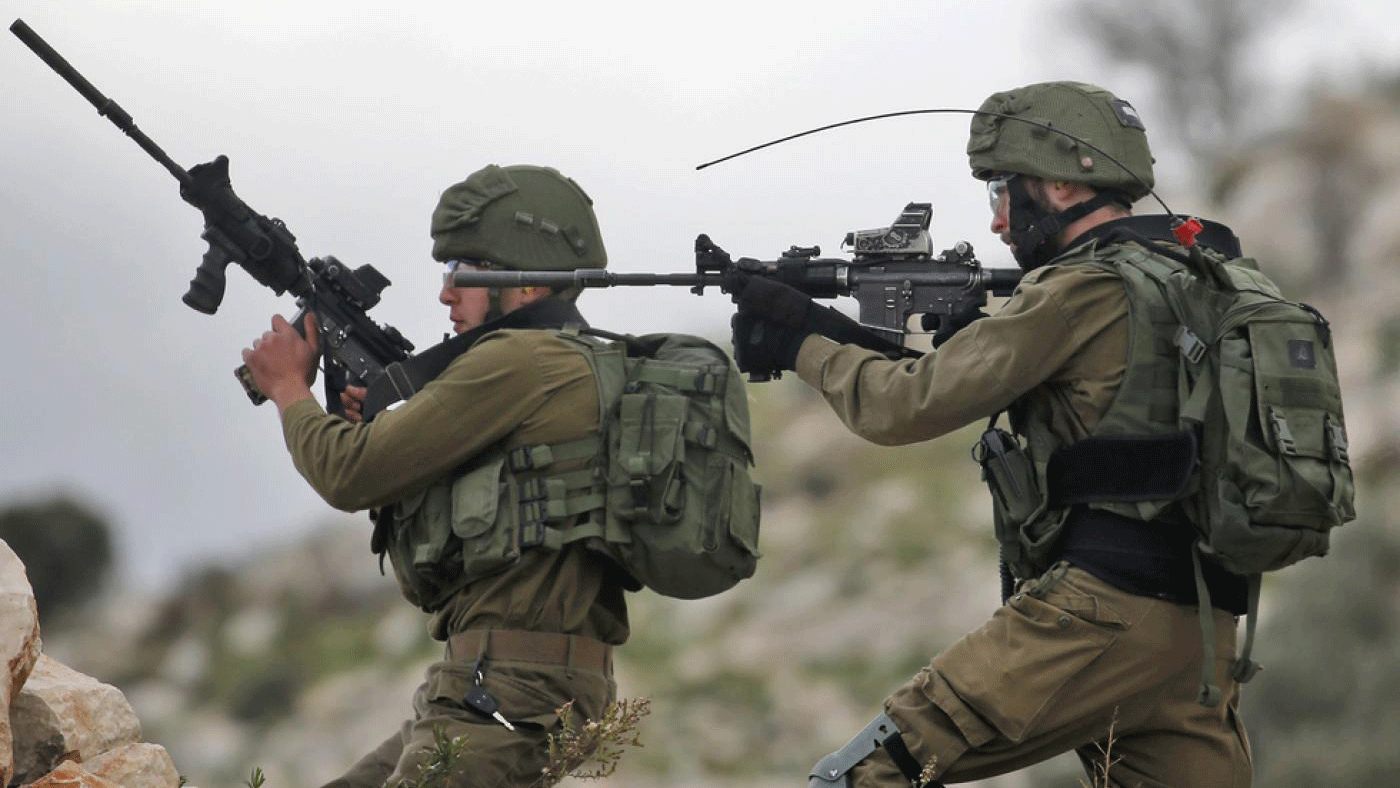 يحتل الجيش الإسرائيلي الضفة الغربية منذ العام 1967، ويقيم أكثر من 450 ألف إسرائيلي في مستوطنات فيها