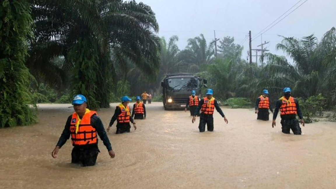عناصر من الأمن التايلاندي وسط السيول والفيضانات في إقليم سورات ثاني الخميس