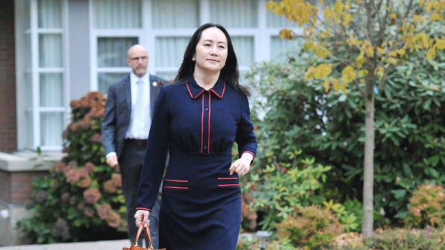 المديرة التنفيذية المالية لهواوي مينغ وانتشو لدى مغادرتها منزلها في فانكوفر للمثول أمام المحكمة، في 27 تشرين الأول/أكتوبر 2020 